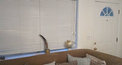 2 bedroom 1 bath apartment walking distance to Cascade park and bicycle trails