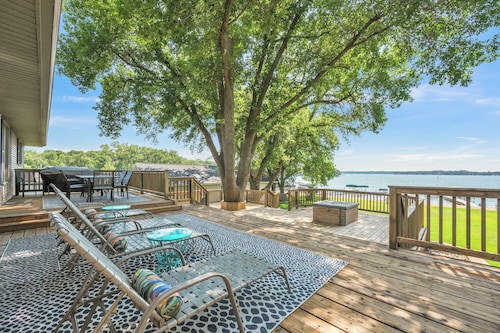 West Lake Okoboji/Emerson Bay Lakefront Retreat -Sleeps Up to 14