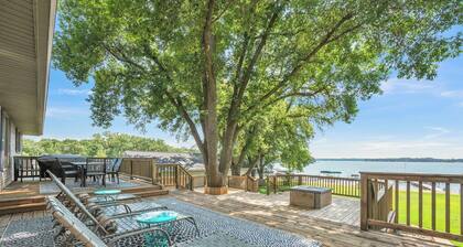 West Lake Okoboji/Emerson Bay Lakefront Retreat -Sleeps Up to 14