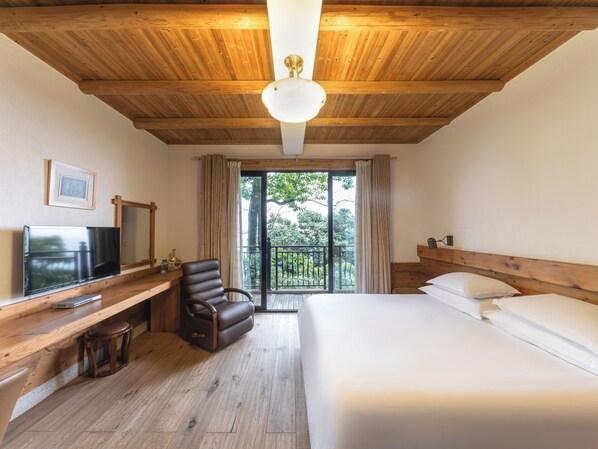 A bedroom with a wooden ceiling, a bed, a TV, a chair, and a window with a view of trees. - Mogan Mountain Dremlohas Villa (Huzhou)
