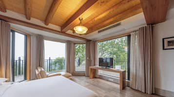 Familie villa, 6 slaapkamers, keuken, uitzicht op heuvels | Een bureau, een laptopwerkplek, gratis wifi