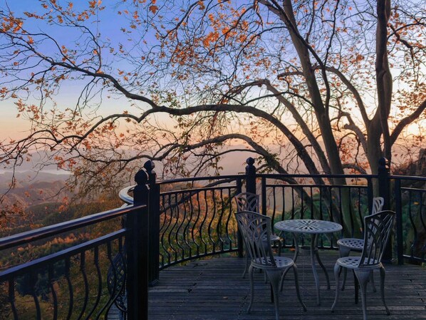 Outdoor dining - Mogan Mountain Dremlohas Villa (Huzhou)
