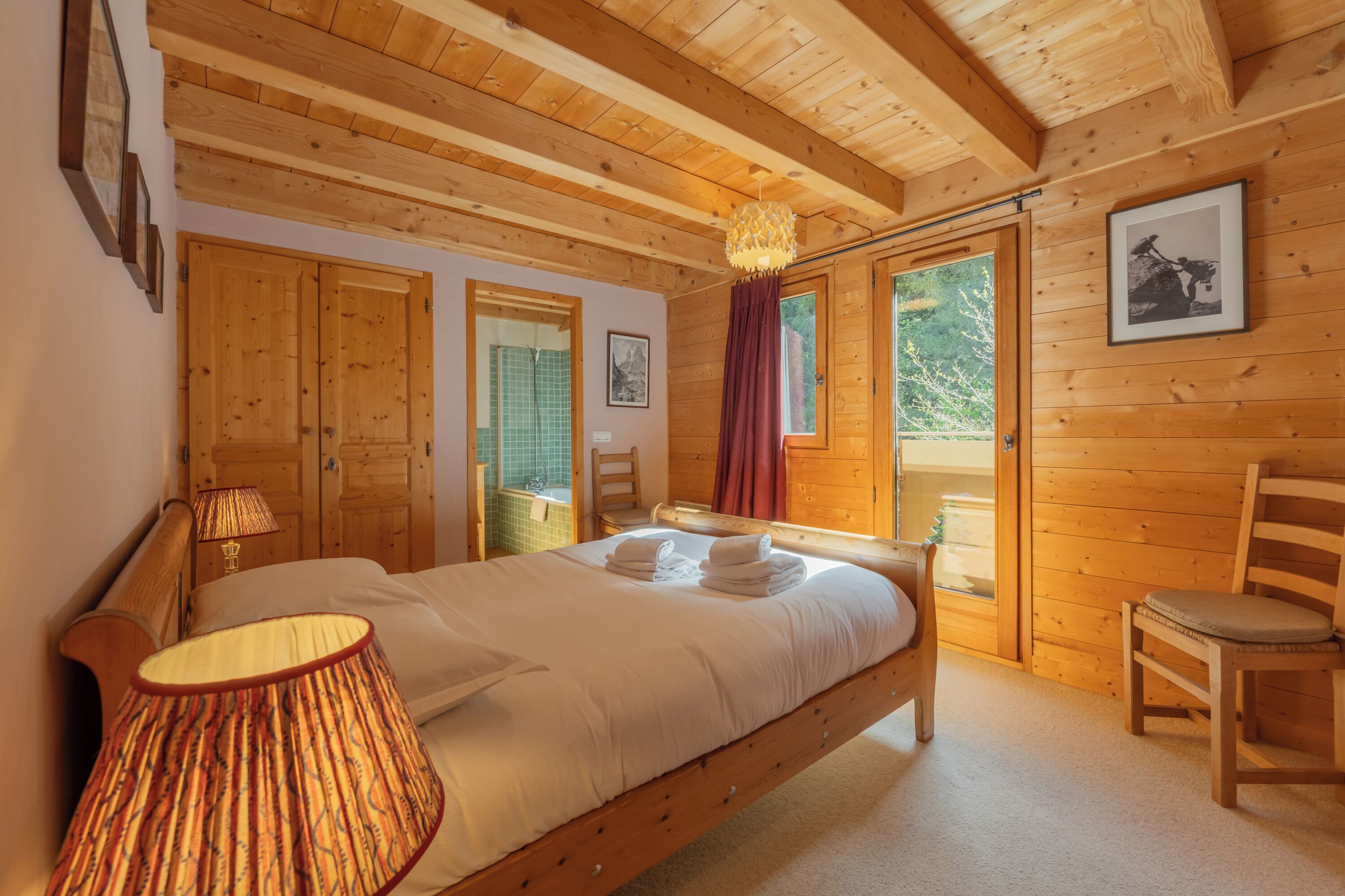5 bedrooms, WiFi (free), bed sheets
