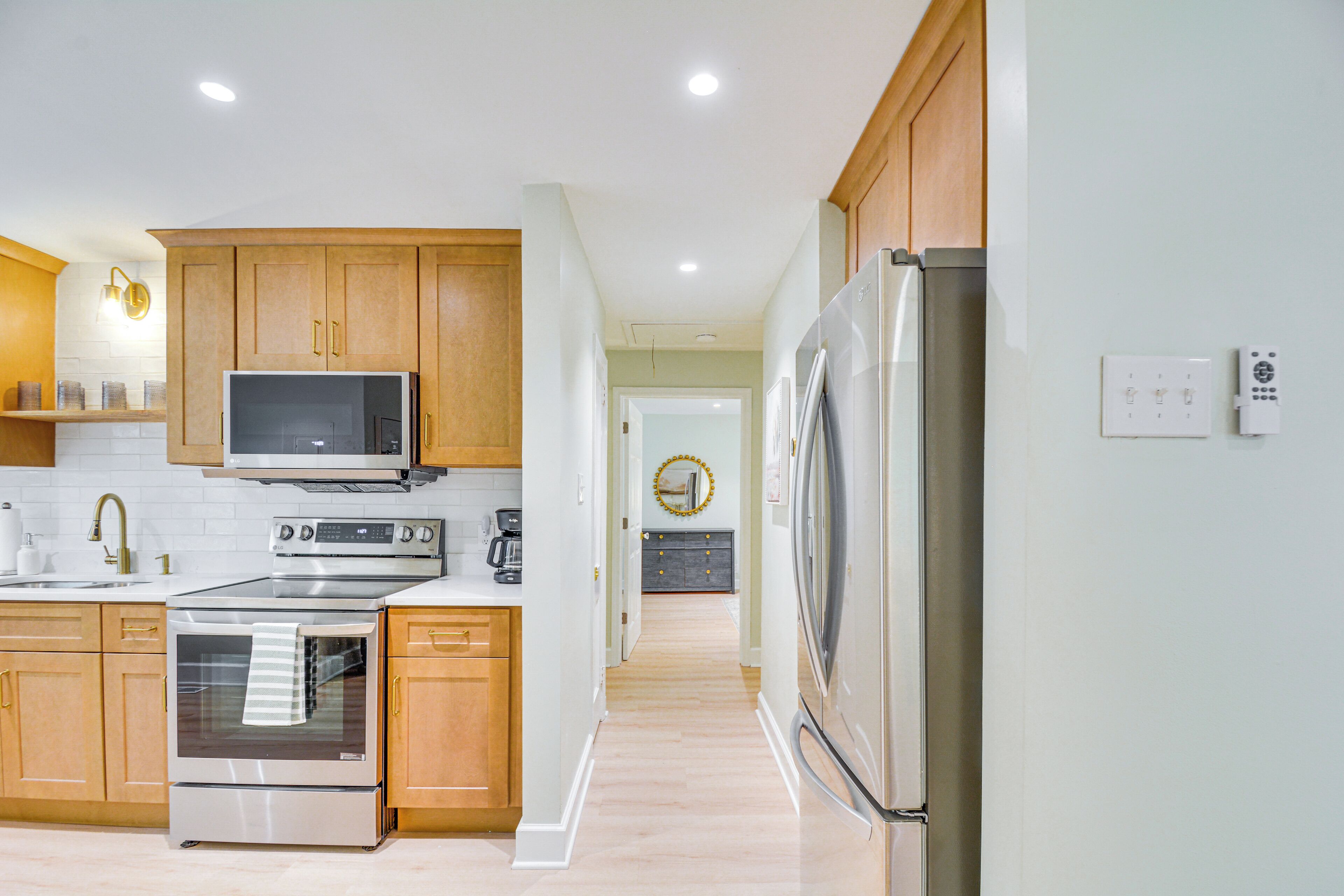 Coffee/tea maker, fridge, microwave, oven