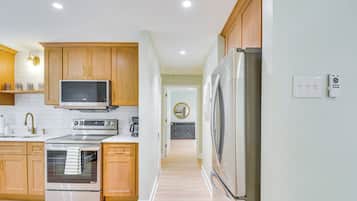 Coffee/tea maker, fridge, microwave, oven