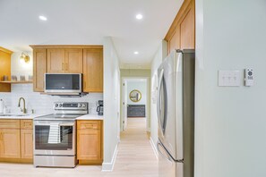 Coffee/tea maker, fridge, microwave, oven