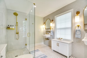 Een douche, een haardroger, handdoeken, zeep