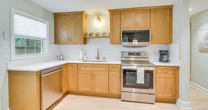 Cute and Cozy cottage with modern upgrades in Cary Downtown