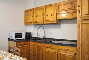 Kühlschrank, Mikrowelle, Herdplatte, Wasserkocher mit Kaffee-/Teezubehör