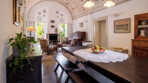 A rustic interior with a wooden table, benches, and a fireplace. - Dimora Lustrelle con parco privato (Cutrofiano)