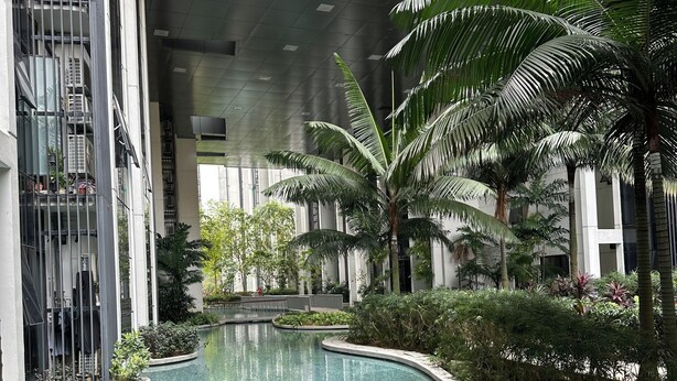 A modern building with a swimming pool, surrounded by palm trees and other greenery. - Cozy studio apartment with balcony near KLCC, TRX, Gleneagles, Ampg Puteri Hosp (Kuala Lumpur)