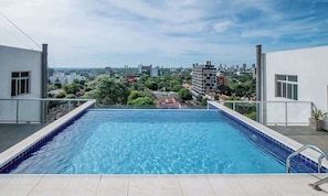 Una piscina en la azotea con vistas a la ciudad.