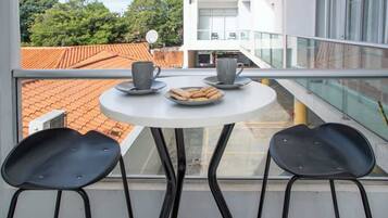 Monolocale, balcone, vista città | Ristorazione all'aperto