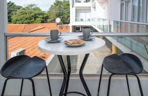Monolocale, balcone, vista città | Ristorazione all'aperto
