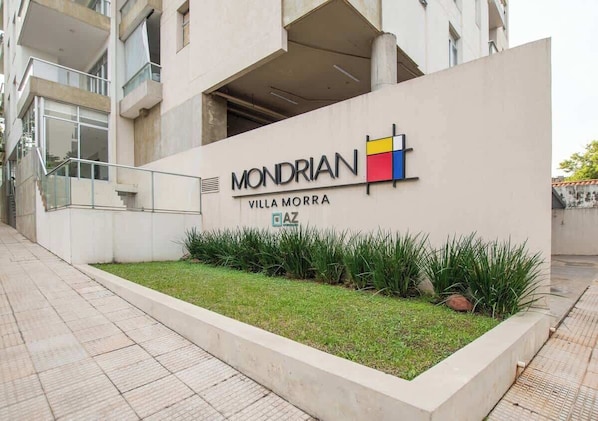 Un edificio moderno con un cartel que dice 'Mondrian Villa Morra AZ'.