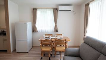Basic House, 2 Bedrooms, City View | Dining