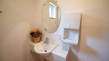 Basic House, 2 Bedrooms, City View | Bathroom