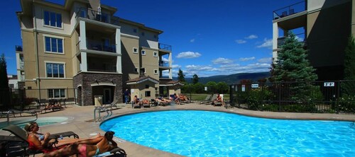 Airy Condo With Pool and Hot Tub - 2421
