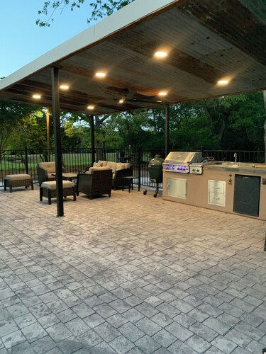 Lovely 1-bedroom cabin with AC in charming Clifton on Lake Whitney.
Pool, HotTub