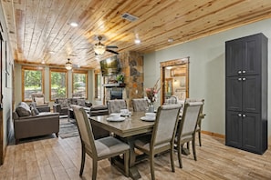 Dining - Rooftop Deck ~ Hot Tub ~ Foosball ~ EV Charger (Broken Bow)