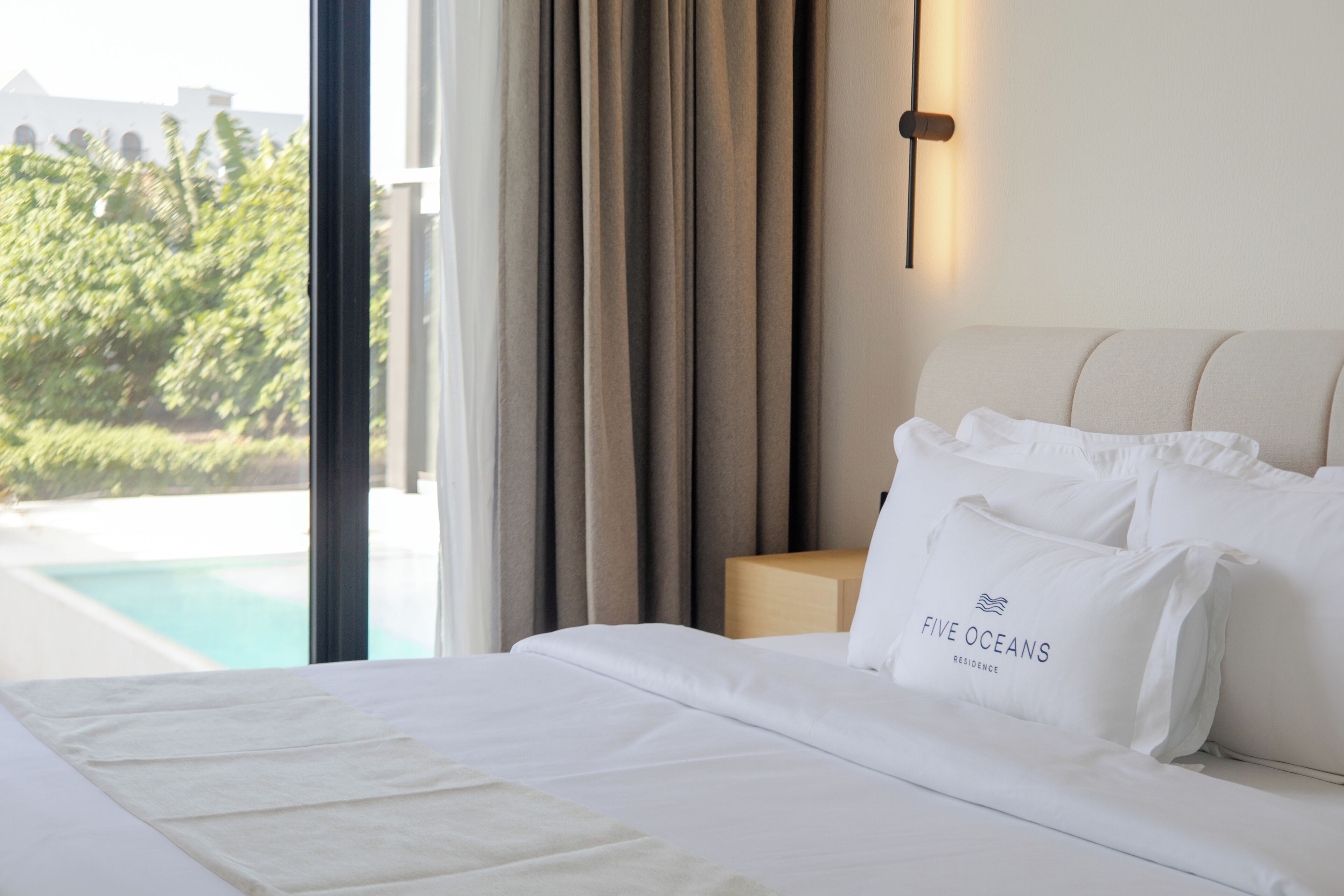 Hypo-allergenic bedding, minibar, free WiFi, bed sheets