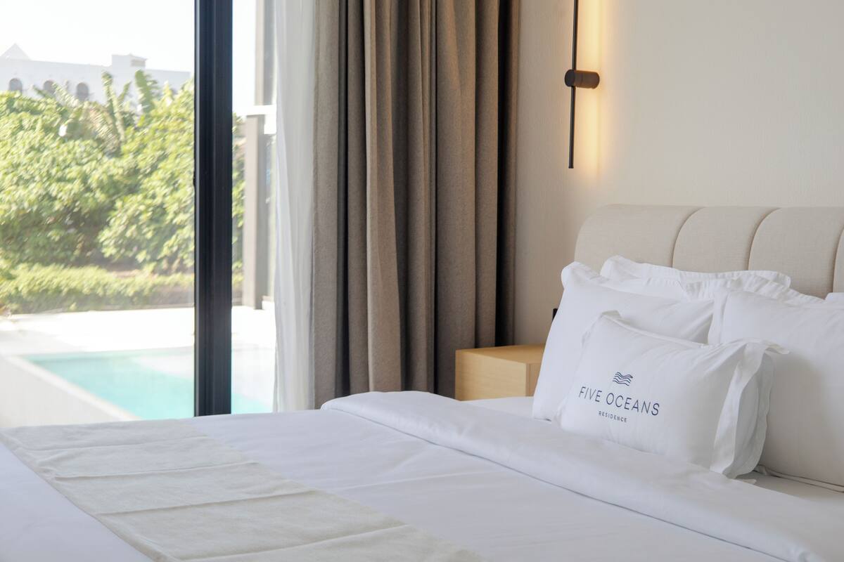 Apartamento luxo, 2 quartos, vista para a piscina | Roupas de cama antialérgicas, frigobar, Wi-Fi de cortesia, roupa de cama