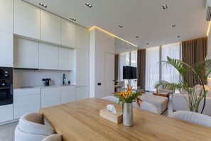 Mini-Kühlschrank, Geschirrspüler, Wasserkocher mit Kaffee-/Teezubehör