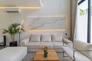 Deluxe-Apartment, 1 Schlafzimmer, Poolblick | Wohnbereich