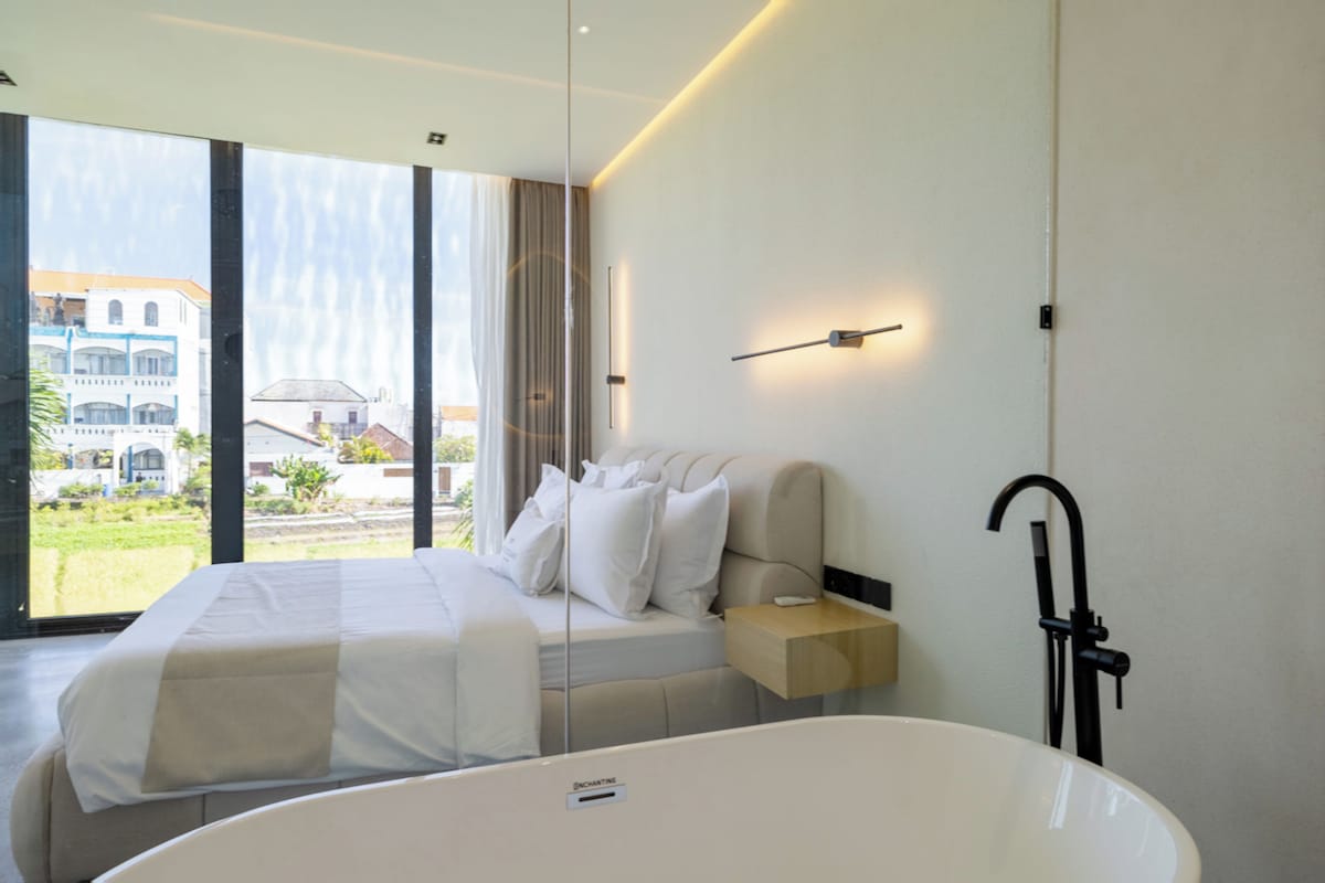 Appartement Deluxe, 3 chambres, vue sur la piscine | Literie hypoallergénique, minibar, bureau, accès au Wi-Fi (inclus)
