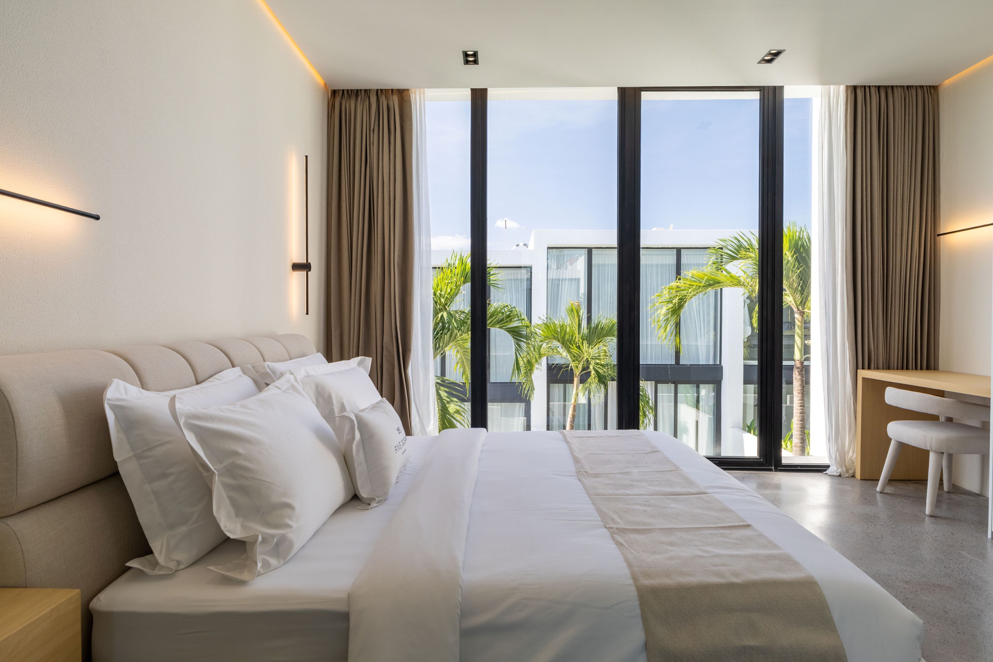 Hypo-allergenic bedding, minibar, free WiFi, bed sheets