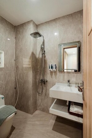 Shower, free toiletries, hair dryer, slippers - Hanoi Serenity Hotel (Hoan Kiem)
