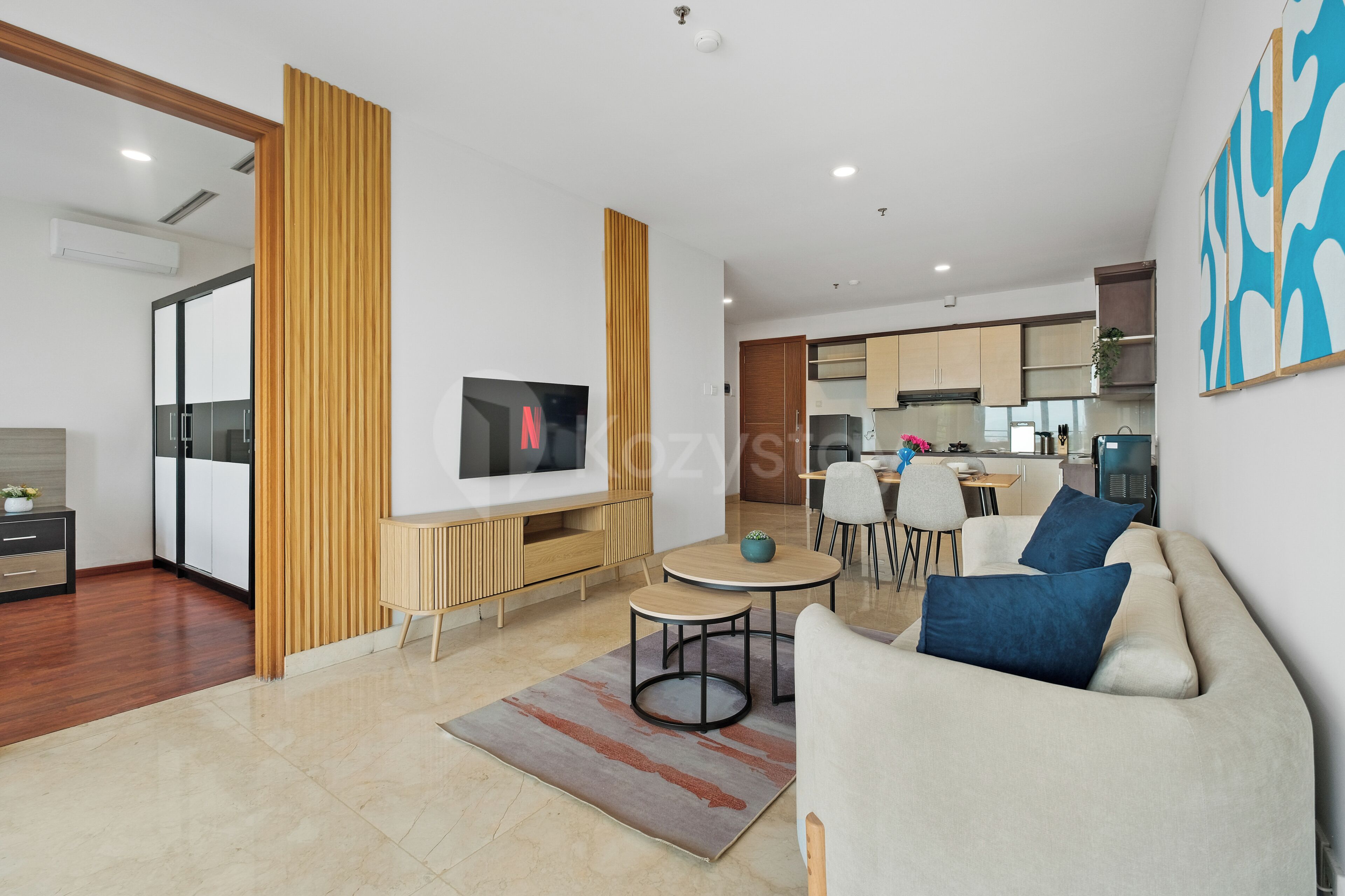Apartament, 2 dormitoris, vistes a la ciutat | Sala d'estar | Televisor intel·ligent de 43 polzades amb canals per cable i Netflix 
