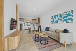 Apartamento, 2 habitaciones, vistas a la ciudad | Zona de estar | Smart TV de 43 pulgadas con canales por cable, Netflix