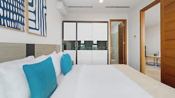 Apartment, 2 Schlafzimmer, Stadtblick | Schreibtisch, laptopgeeigneter Arbeitsplatz, Bügeleisen/Bügelbrett