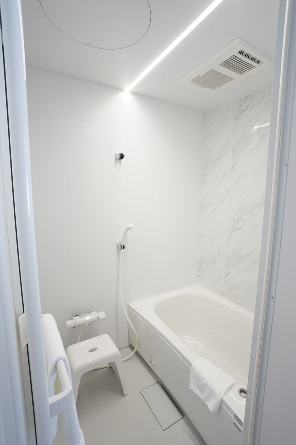 Uma casa de banho moderna com cabine de duche, banheira e sanita.