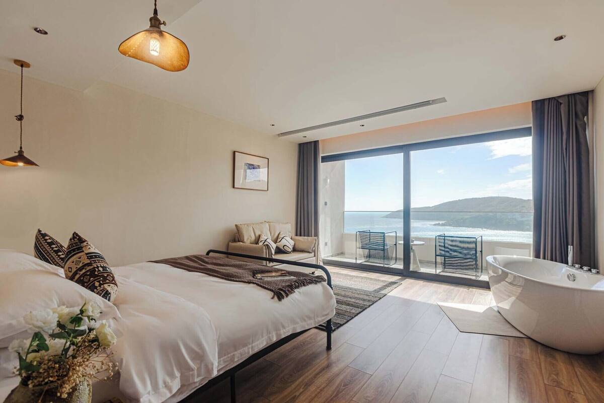 Habitación doble económica, Terraza, vista al mar | Ropa de cama de alta calidad, edredón, minibar y cortinas blackout