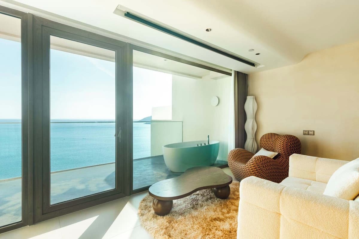 Suite estándar, Terraza, vista al mar | Ropa de cama de alta calidad, edredón, minibar y cortinas blackout