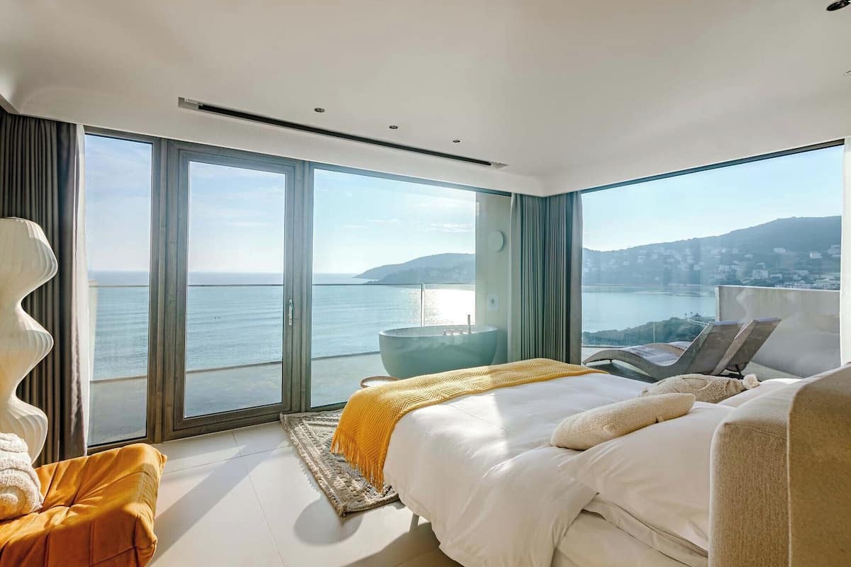 Habitación básica doble, vista al mar | Ropa de cama de alta calidad, edredón, minibar y cortinas blackout
