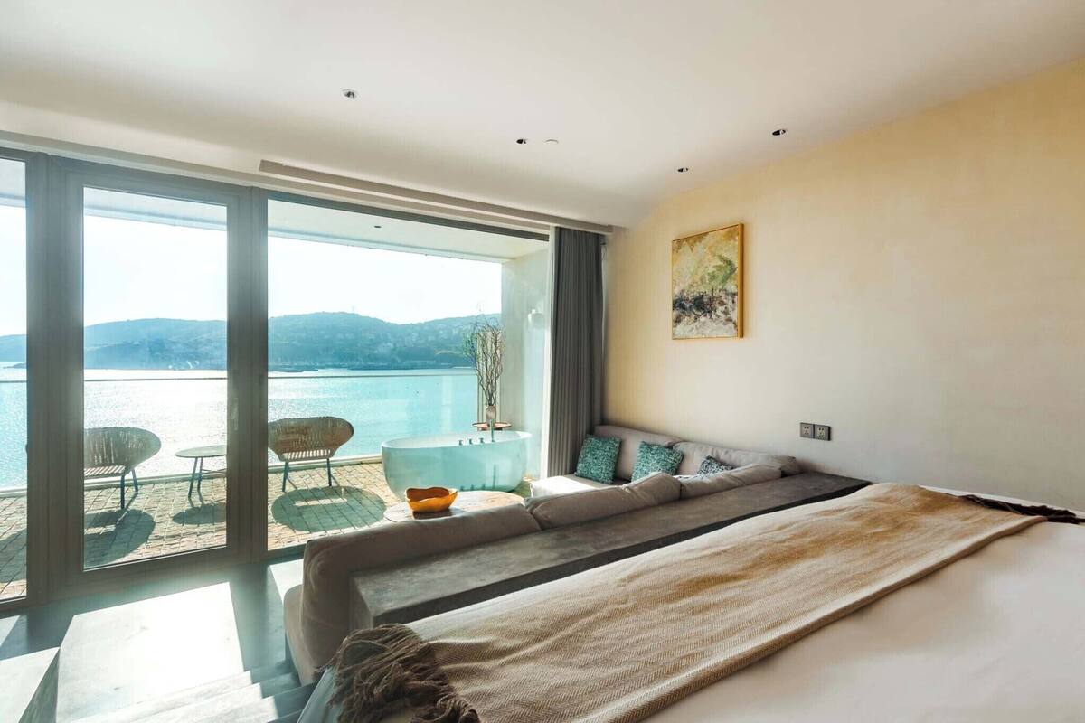 Habitación superior con 2 camas individuales, vista al mar | Ropa de cama de alta calidad, edredón, minibar y cortinas blackout