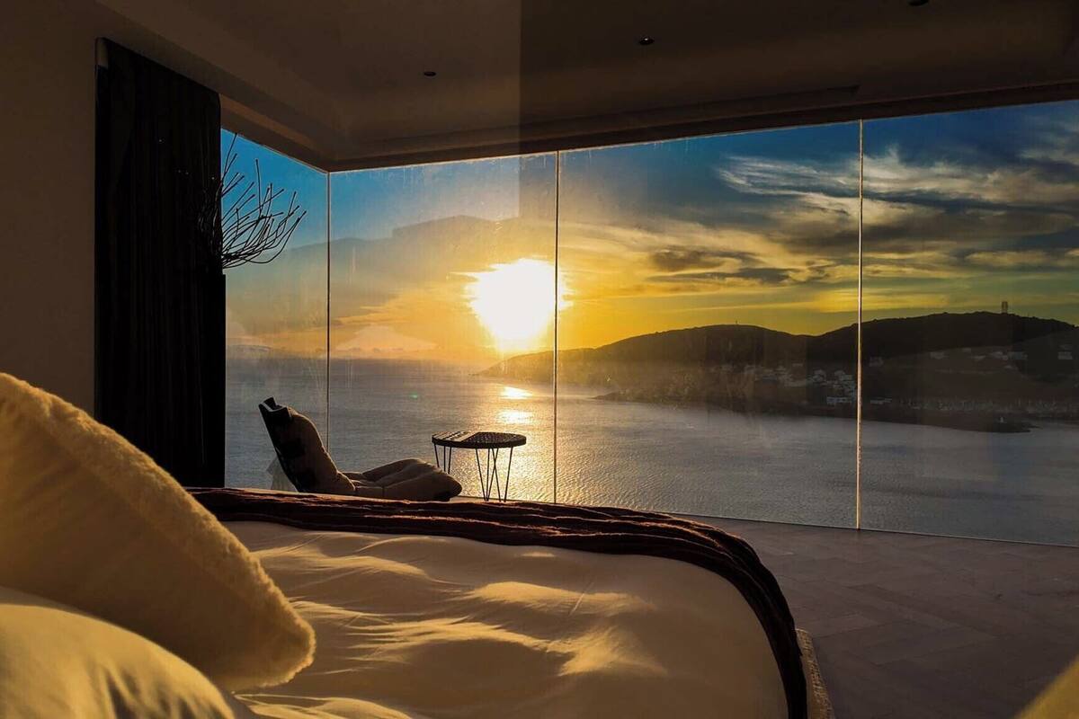 Suite romántica, vista al mar | Ropa de cama de alta calidad, edredón, minibar y cortinas blackout