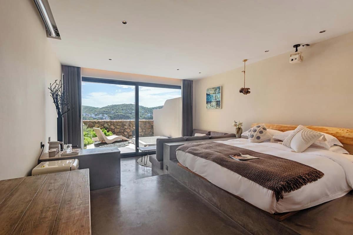 Habitación doble Deluxe, vista al mar | Ropa de cama de alta calidad, edredón, minibar y cortinas blackout