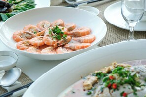 Comida y bebida