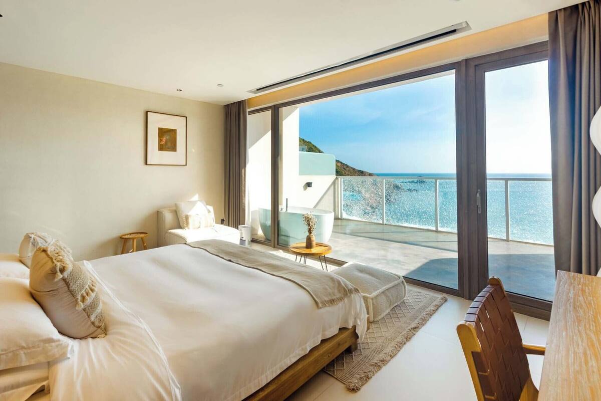 Habitación doble estándar, Terraza, vista al mar | Ropa de cama de alta calidad, edredón, minibar y cortinas blackout
