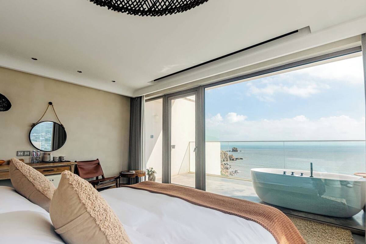 Habitación doble tradicional, vista al mar | Ropa de cama de alta calidad, edredón, minibar y cortinas blackout