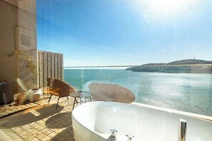 Habitación superior con 2 camas individuales, vista al mar | Tina profunda