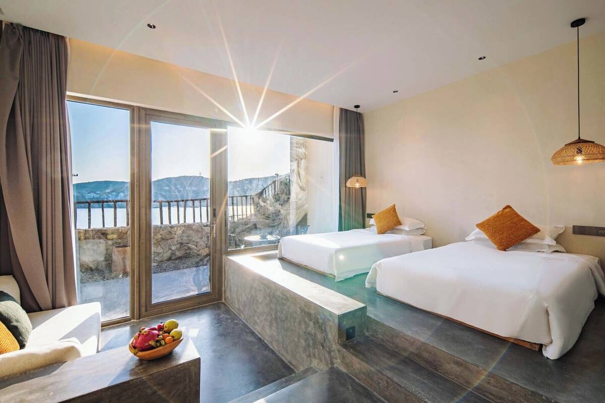 Habitación estándar con 2 camas individuales, vista al mar | Ropa de cama de alta calidad, edredón, minibar y cortinas blackout