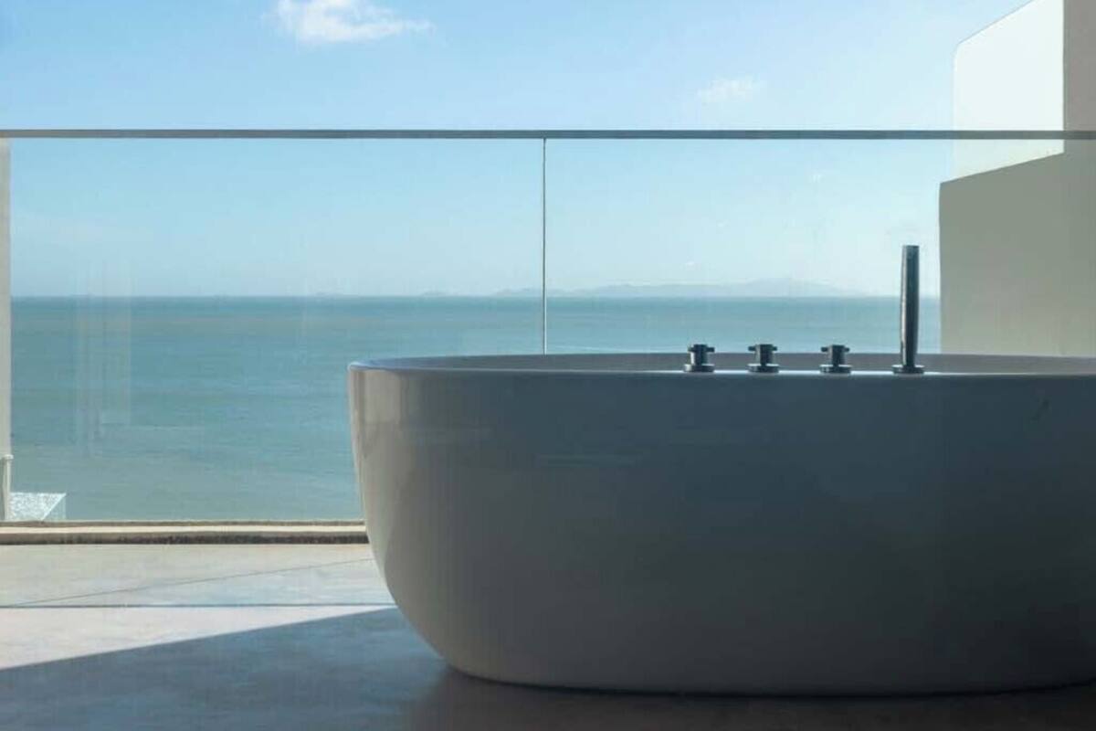 Habitación doble romántica, Terraza, vista al mar | Tina profunda