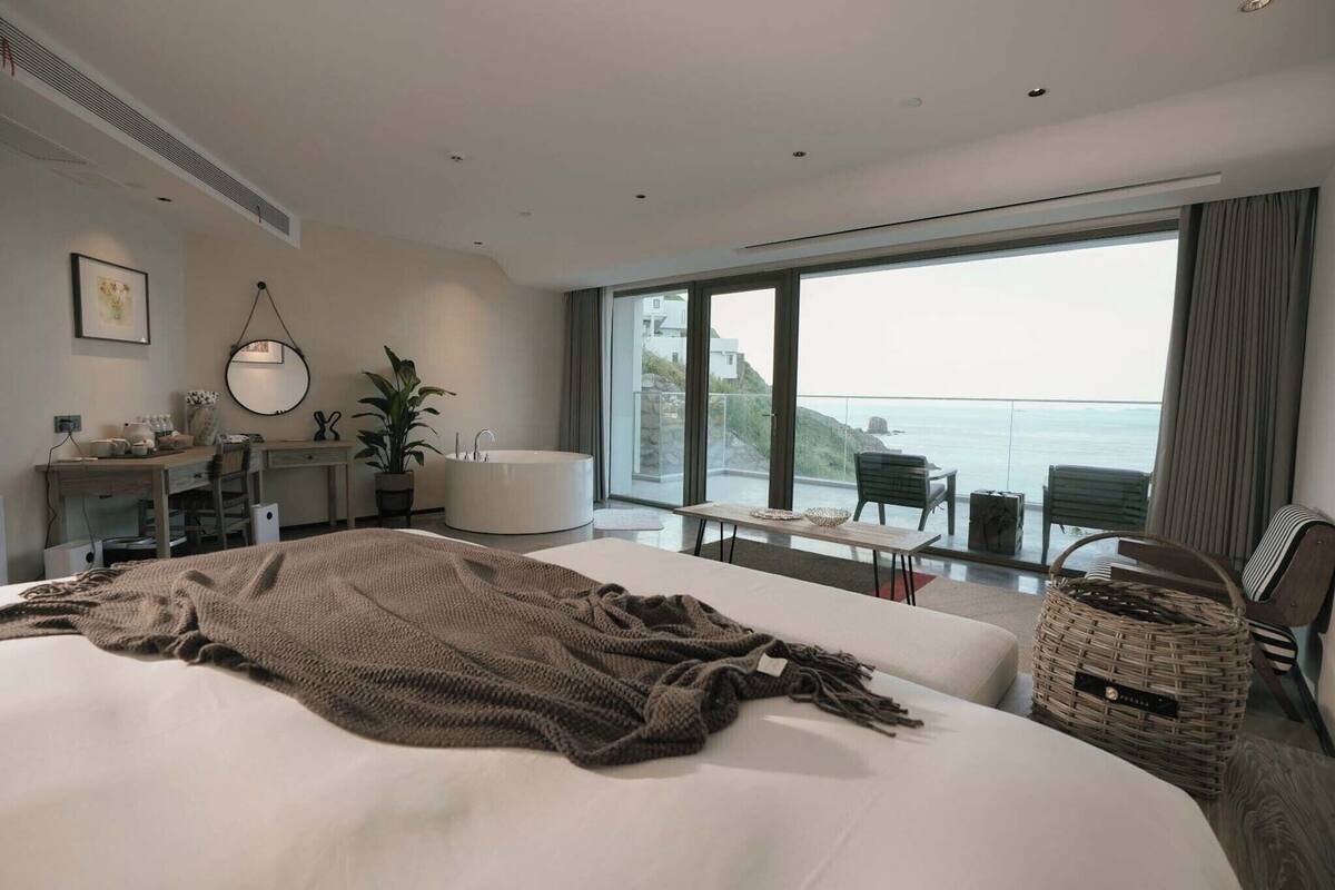 Suite superior, Terraza, vista al mar | Ropa de cama de alta calidad, edredón, minibar y cortinas blackout
