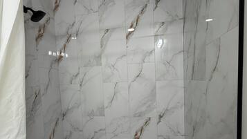 Serviettes fournies, savon, papier toilette