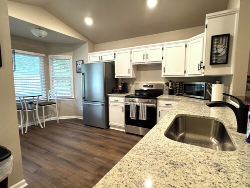 Spacious Home Near HSV Airport & Entertainment - Space & Rckt, Orion amp theatre